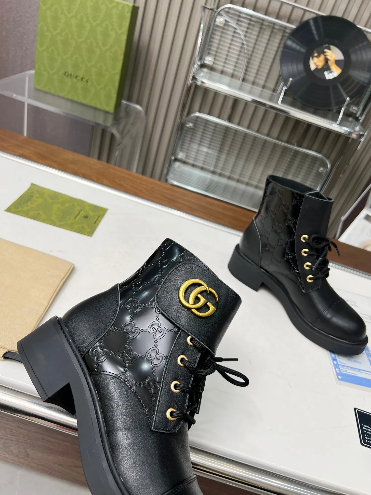 👟👟Ex-factory price 540👟👟The latest model from GUCCI. The counters are updated simultaneously. Classic styles are revitalized with iconic brand logo elements. The Velcro adhesive design on the shoe collar is easy to put on and take off. The upper leg looks great. Fabric: first layer cowhide/cowhide lining. Code number: 35-42#